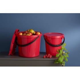 Seau avec des pommes
