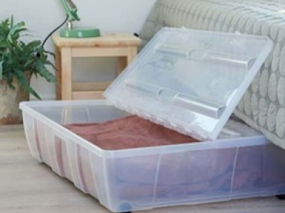 Utiliser l'Espace Sous le Lit pour Ranger les Vêtements Hors-Saison